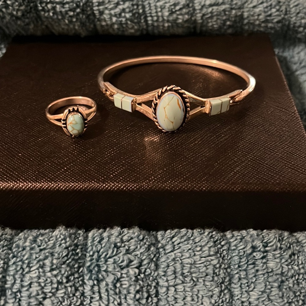 Ring and clasp bracelet set. Turquoise colored.